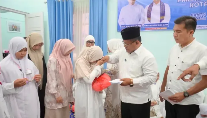 Aminullah Santuni Anak Yatim pada Tasyakuran HUT ke-28 PAN
