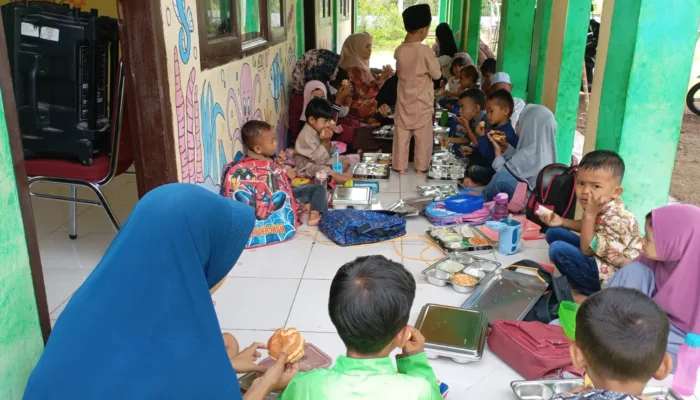 Makan Bersama Didampingi Guru, Anak-anak PAUD Bina Beusare Lahap Nikmati MBG