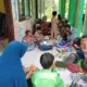 Makan Bersama Didampingi Guru, Anak-anak PAUD Bina Beusare Lahap Nikmati MBG