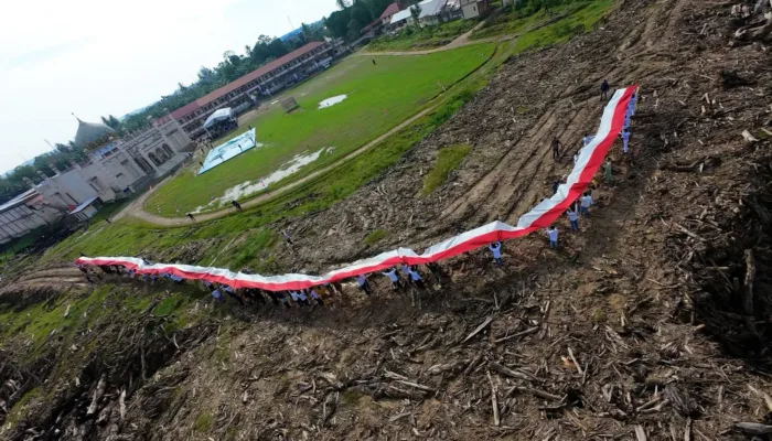 HUT RI Ke 81, BSI Kibarkan Merah Putih 81 Meter, Titipkan Semangat Bangkit untuk Aceh Tamiang