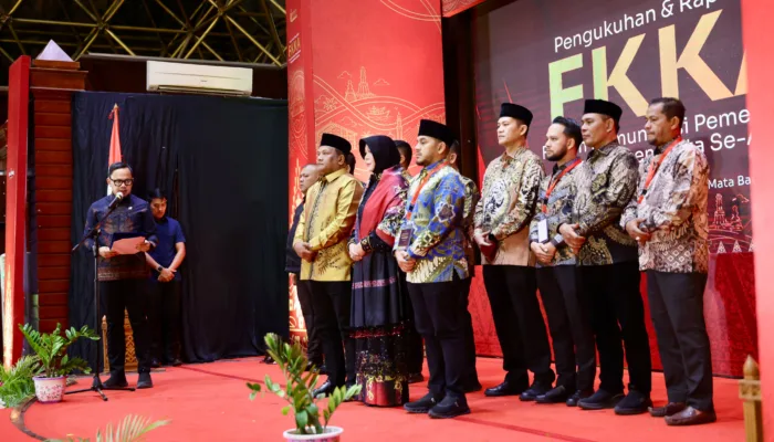 Wakil Menteri Dalam Negeri Republik Indonesia Bima Arya Sugiarto mengukuhkan Dewan Pimpinan Forum KKA periode 2025–2030