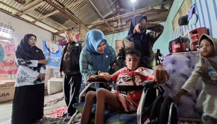 Ketua Staf Ahli TP PKK Aceh Serahkan Bantuan Kursi Roda dan Perlengkapan Sekolah kepada Sultan